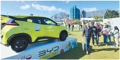 Dengan konsepnya yang mesra alam dan reka bentuknya bergaya, BYD Dolphin iaitu kereta elektrik oleh pengeluar kenderaan China, BYD, kelihatan menarik pengguna golongan muda di Cape Town, Afrika Selatan. (Foto oleh People’s Daily)