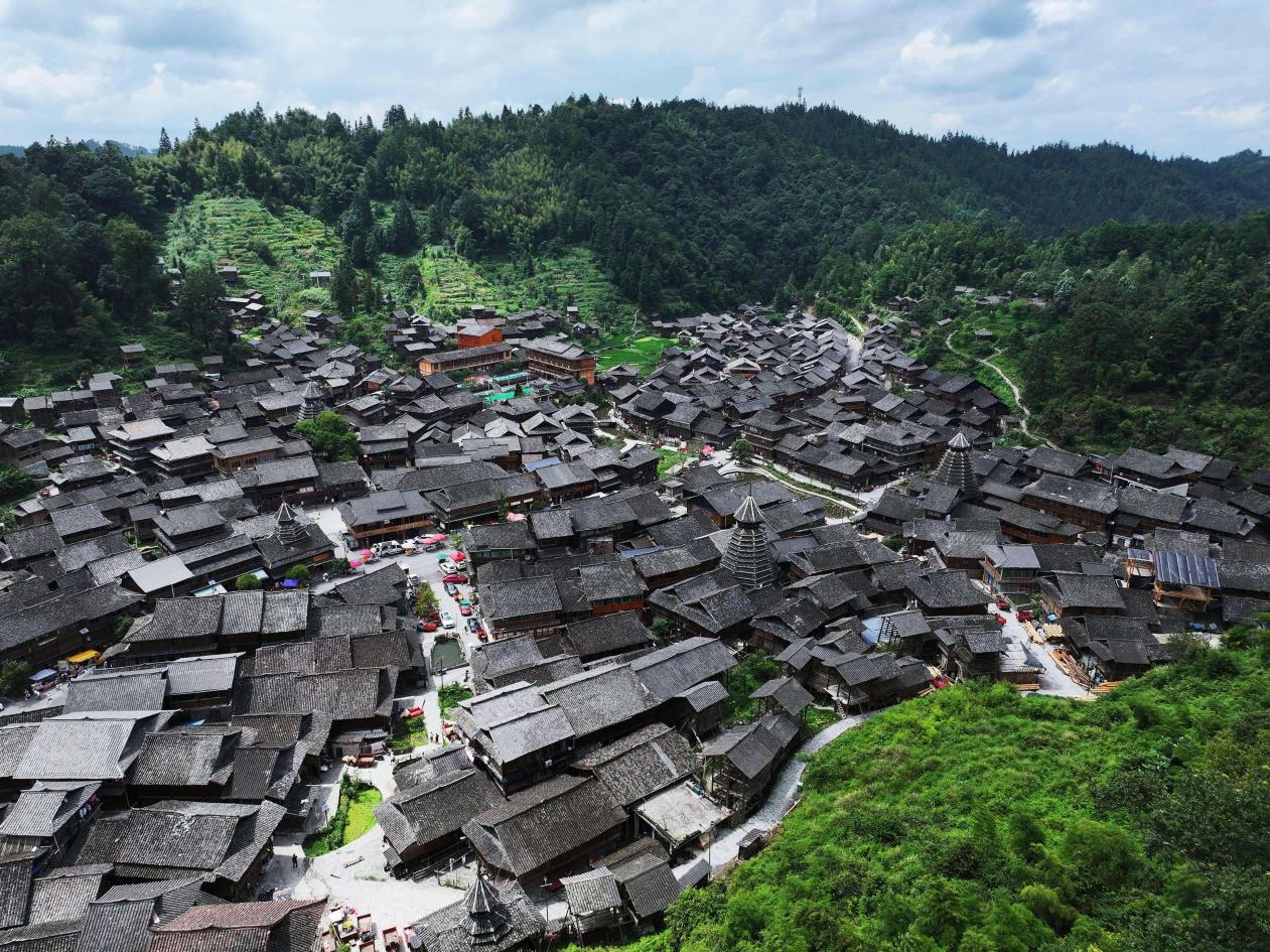 Pemandangan kampung Huanggang di kaunti Liping, kawasan autonomi Miao dan Dong Qiandongnan di Provinsi Guizhou, barat daya China. (Foto oleh Yu Xiangquan)