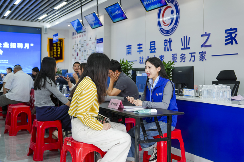 Pencari kerja mempelajari maklumat pekerjaan di pekan Nanfeng, provinsi Jiangxi. (foto/Xie Feng)