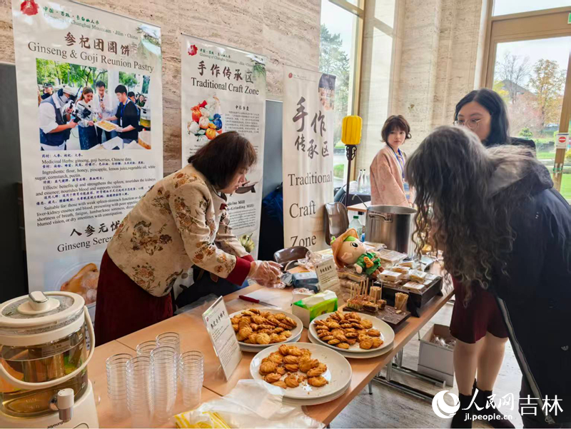 Pengunjung mencuba sampel pastri ginseng di Palais des Nations, Geneva, Switzerland 29 Oktober 2025. (Foto oleh People’s Daily Online)