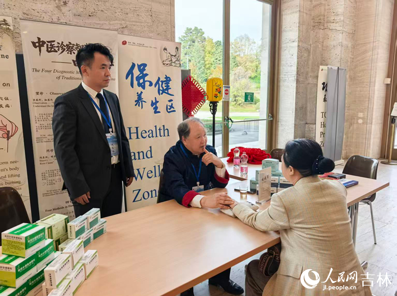 Seorang pengamal perubatan tradisional menawarkan sesi konsultasi kepada tetamu di Palais des Nations, Geneva, Switzerland, 29 Oktober 2025. (Foto oleh People’s Daily Online)