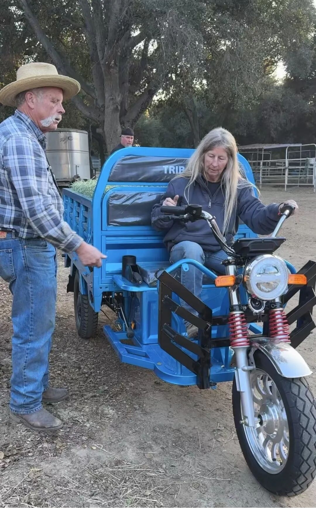 Seorang warga Amerika menaiki motosikal roda tiga buatan China. (Foto oleh National Business Daily)