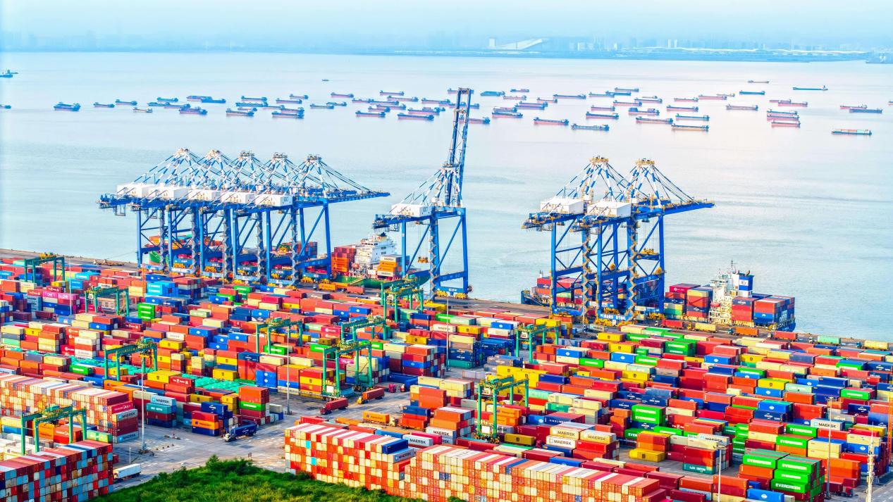 Foto memperlihatkan sebuah terminal kontena kawasan pelabuhan Nansha di pelabuhan Guangzhou, Provinsi Guangdong, selatan China. (Foto oleh Lyu Huadang)