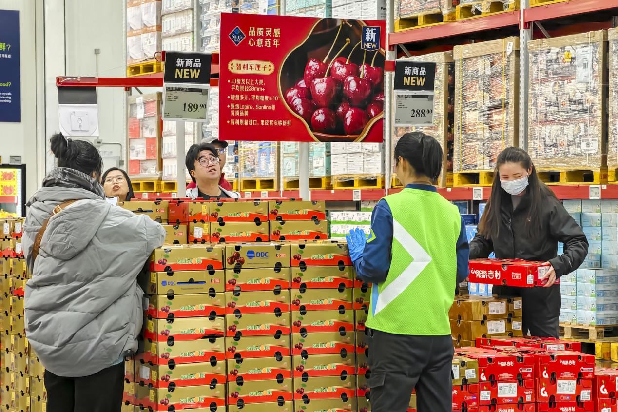 Ceri dari Chile dijual di sebuah pasar raya di Shanghai. (Foto oleh Wang Chu)