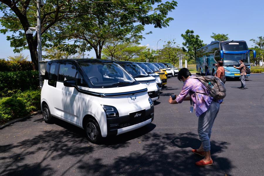 Orang ramai mengambil foto kereta EV Wuling Air di kilang pengeluaran Wuling di Bekasi, Jawa Barat, Indonesia pada 8 Ogos 2022. (Xinhua/Xu Qin)