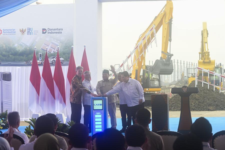 Presiden Indonesia, Prabowo Subianto (tengah) menghadiri upacara pecah tanah projek mega bateri EV utama di Karawang, Jawa Barat, Indonesia, pada 29 Jun 2025. (Xinhua/Zulkarnain)